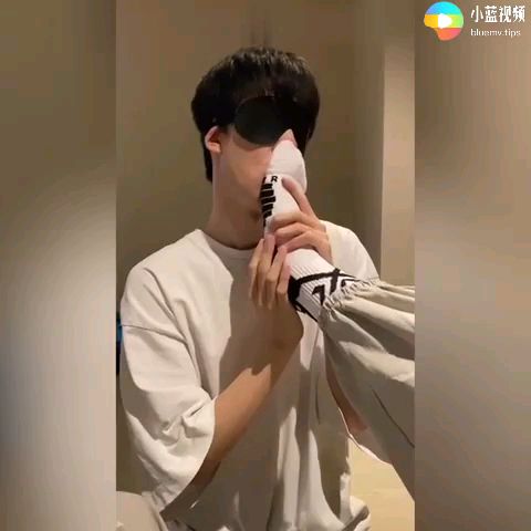 調教鮮肉騷狗，吃腳襪白襪踩雞巴，猛操騷逼（上）
