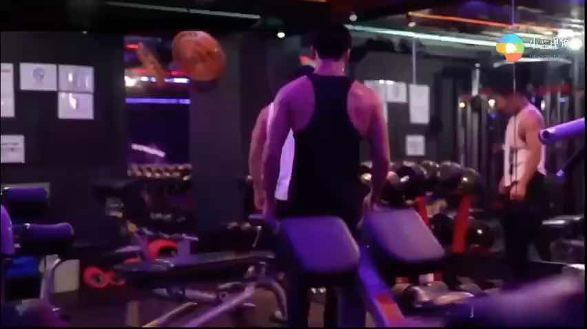 免費-兩個肌肉帥男在健身房互擼，最後差點被發現倉皇逃跑